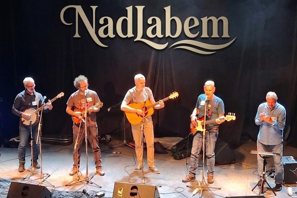 Koncert skupiny NadLabem v Caffé Říp